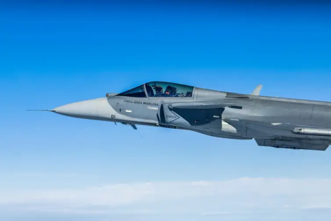 Brasil apresenta primeiro caça Gripen produzido no país e avança na soberania tecnológica