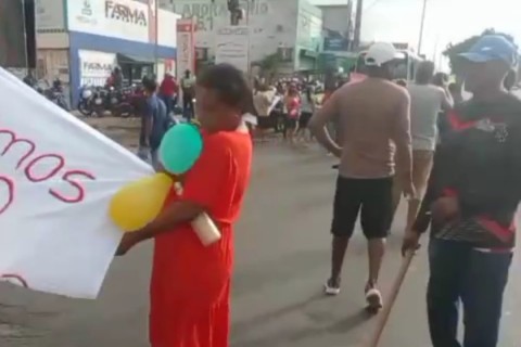 Moradores da Ocupação Flávio  interditam Estrada de Ribamar em ato de desespero