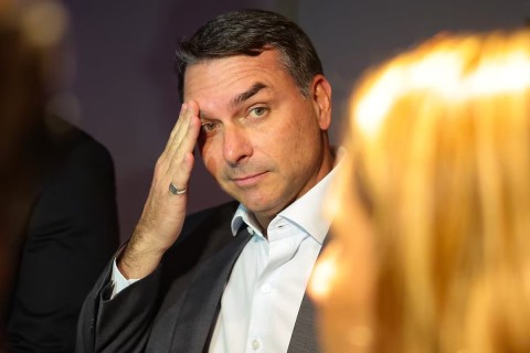 Mensagens entre Flávio Bolsonaro e Daniel Vorcaro ampliam crise do Banco Master e agitam cenário eleitoral de 2026